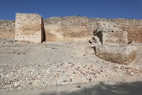 Torres y murallas del frente sur de la alcazaba de Calatrava la Vieja