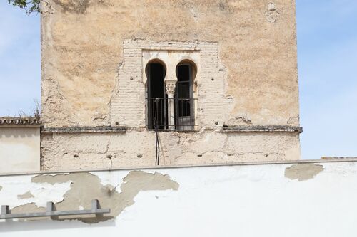 Detalle de la bífora del lado oriental de la Torre de Quintos en Dos Hermanas