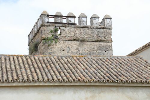 Parte superior del frente sur de la Torre de Quintos en Dos Hermanas