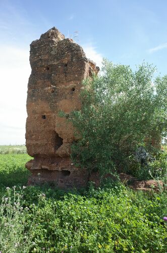 Frente suroeste de la torre Mochuela en Dos Hermanas 