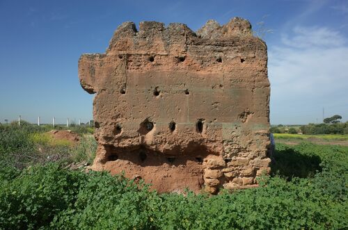 Frente noreste de la torre Mochuela en Dos Hermanas 