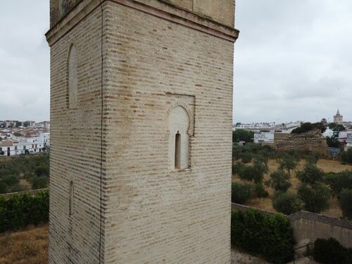 Parte alta del frente sur del alminar de Sanlucar la Mayor