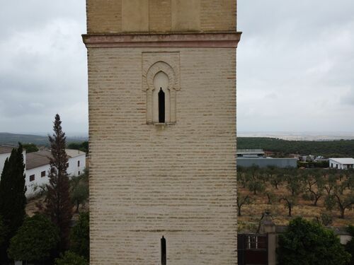 Parte alta del frente sur del alminar de Sanlucar la Mayor