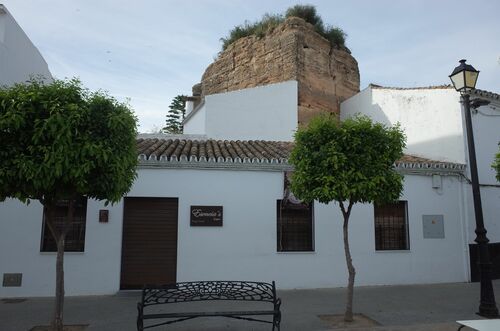 Vista desde el sur de la torre 1 del recinto amurallado de Sanlucar la Mayor
