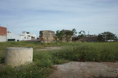 La torre 4 del frente sureste del recinto amurallado de Sanlucar la Mayor vista desde el interior del mismo