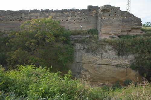 Torre y lienzo de la muralla del extremo sur del recinto amurallado de Sanlucar la Mayor