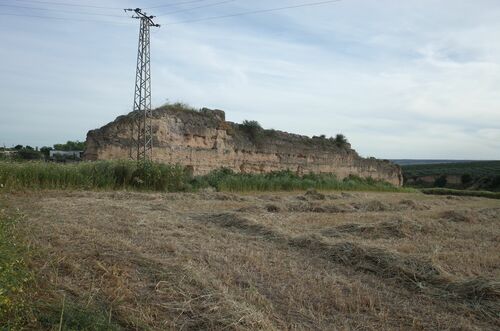 Vista por el interior de la muralla del extremo sur (7) del recinto de Sanlucar la Mayor