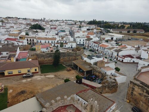 Lienzo de muralla  junto a la torre 1 del frente oeste y probable acceso del recinto de  Sanlucar la Mayor