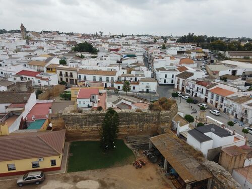Lienzo del frente oeste junto a la torre 1 del recinto de Sanlucar la Mayor