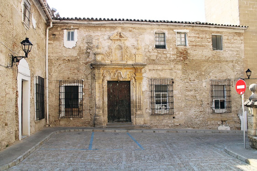 Fachada de la casa del Abad con restos de las arquerías del sahn de la mezquita de Jerez