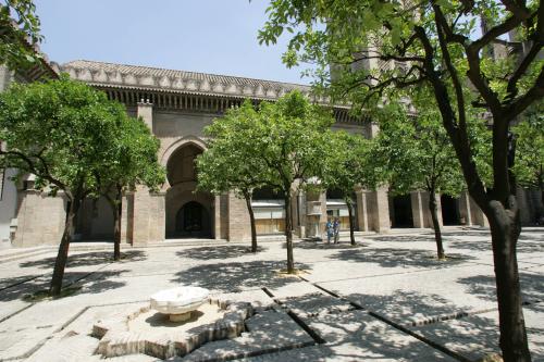 Arco del lado este del patio