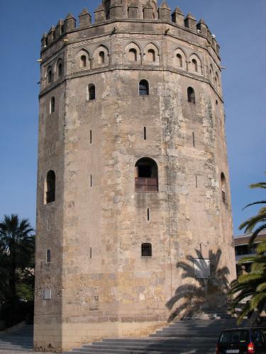 El cuerpo almohade de la torre desde el suroeste