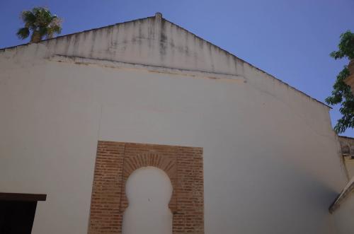 Lado norte de la ermita con la antigua puerta principal de la mezquita