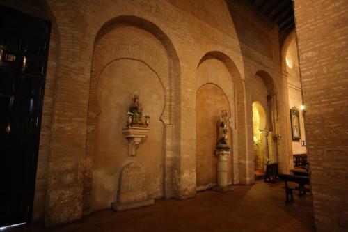 Vista interior de la fachada de la sala de oración hacia el patio