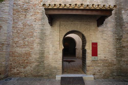 Puerta de entrada a la mezquita del alcázar de Jerez