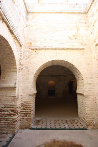 El patio y la sala de oriación de la mezquiita del alcázar de Jerez