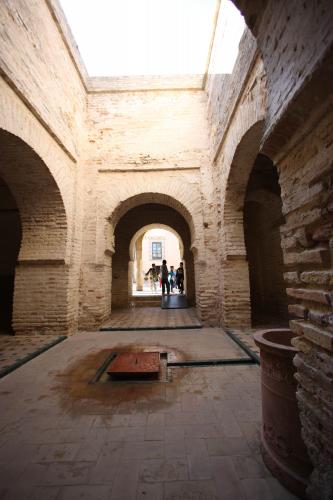 Vista trasnversal del patio de la mezquita del alcázar de Jerez