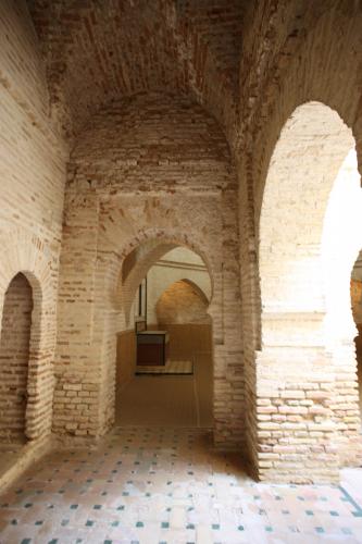 Pórtico oriental del patio de la mezquita del alcázar de Jerez