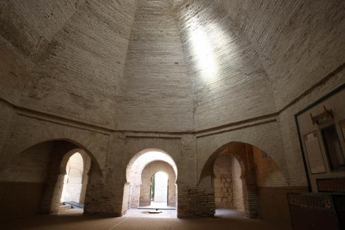La sala de oración y el patio de la mezquita del alcázar de Jerez desde el sur