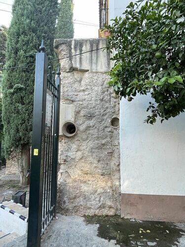 Canalizaciones del acueducto almohade de Sevilla embutidas en la muralla cerca de la puerta de de la Carne