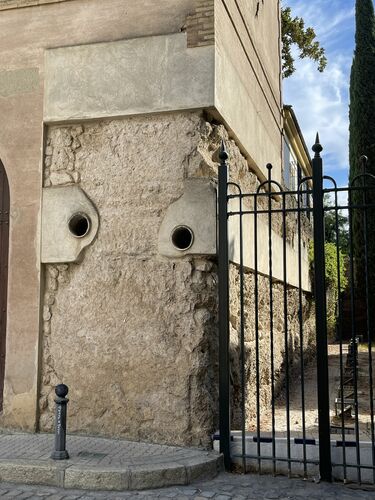 Canalizaciones del acueducto almohade de Sevilla embutidas en la muralla cerca de la plaza de Santa Cruz