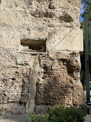 Detalle de los tubos cerámicos de la conducción del acueducto almohade de Sevilla embutidos en la muralla
