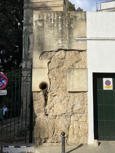 Canalizaciones del acueducto almohade de Sevilla embutidas en la muralla cerca de la plaza de Santa Cruz