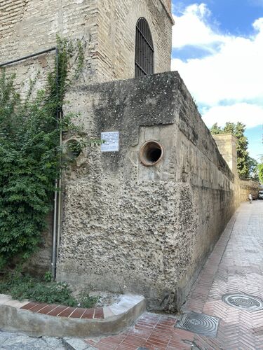 Canalizaciones del acueducto almohade de Sevilla dentro de la muralla de la calle del Agua
