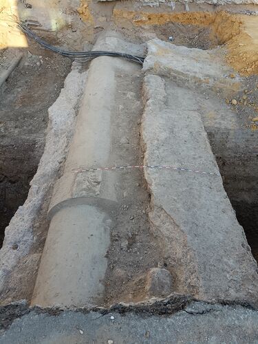 Restos de la cimentación del acueducto de los Caños de Carmona aparecidos en 2023 en la intersección de las calles Luis Montoto y Luis de Morales