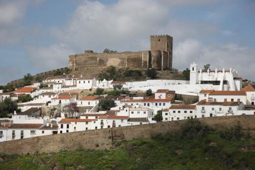 Vista del castillo y la iglesia de Mértola desde el sureste