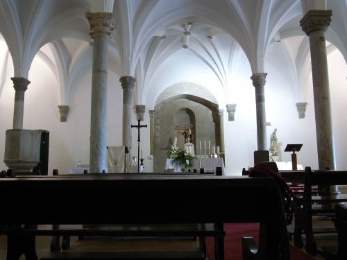 Vista del presbiterio y del nicho del mihrab