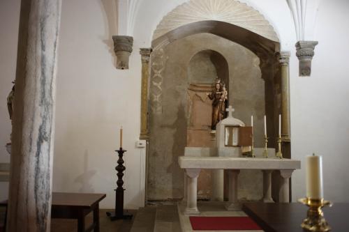 El nicho del mihrab detrás del altar