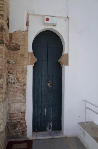 Puerta de la mezquita en el muro de la qibla