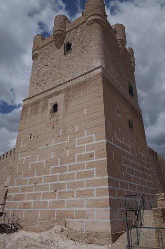 La torre desde el suroeste con el falso despiece restaurado