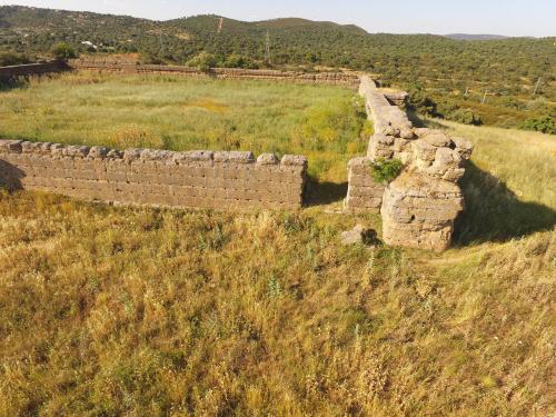 Parte derecha del frente suroeste con el hueco de la puerta 