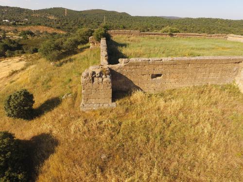 Parte izquierda del frente suroeste con la torre del angulo oeste