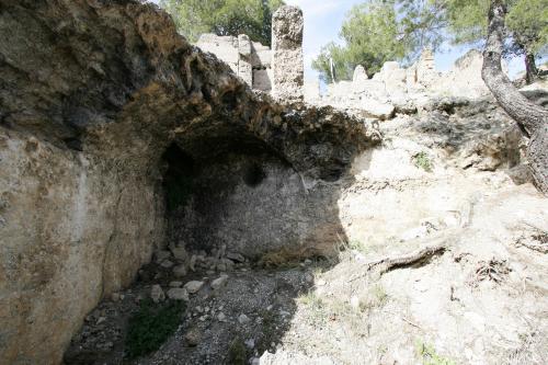 Vista del aljibe del Castillejo de los Guájares