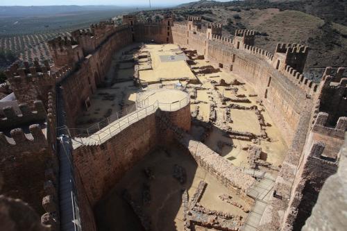 Interior del castillo desde la torre del homenaje