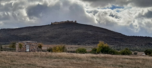 Vista del castillo de Reina desde las ruinas de la ciudad romana de Regina