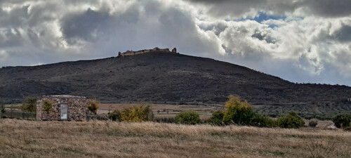 Vista del castillo de Reina desde las ruinas de la ciudad romana de Regina