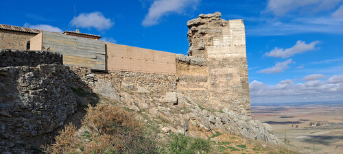 Vista del frente sureste y torre del ángulo este del castillo de Reina