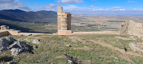 Vista de la torre albarrana del lado noroeste desde el interior del recinto