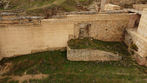 La puerta tardía del castillo de Reina con su barbacana