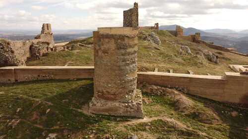 Torre albarana en el frente noroeste del castillo de Reina desde el exterior