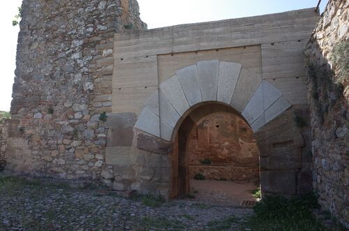 Vista del arco interior de la puerta del castillo de Reina