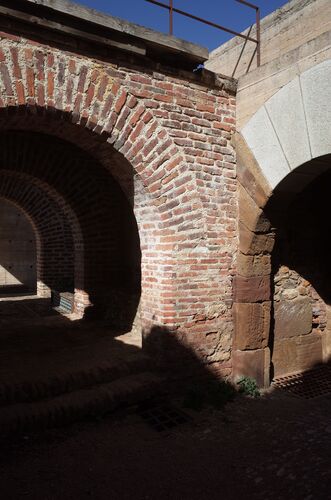 Sala interior de la puerta del castillo de Reina