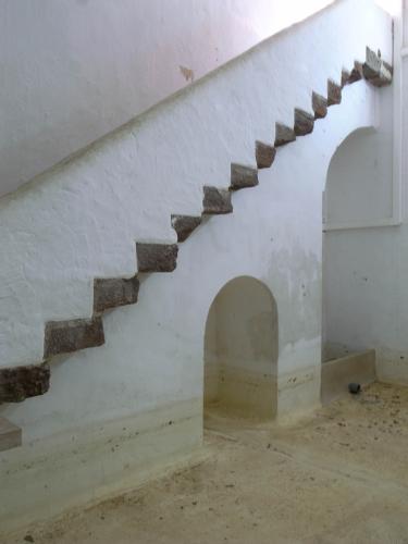 Escalera de bajada al aljibe de la alcazaba de Silves