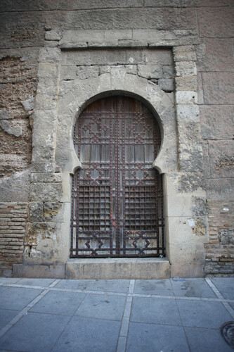 Detalle del arco interior de la Puerta de Córdoba en Sevilla