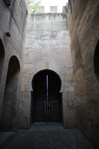 Lado este del patio interior de la Puerta de Córdoba en Sevilla