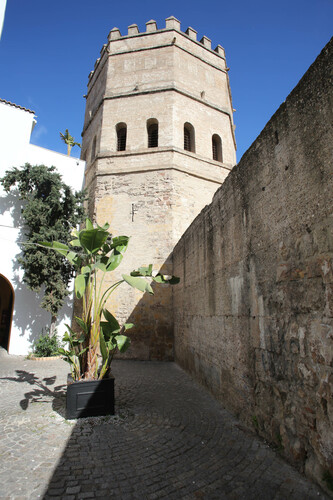 La Torre de la Plata de Sevilla desde el sur por el exterior de la ciudad